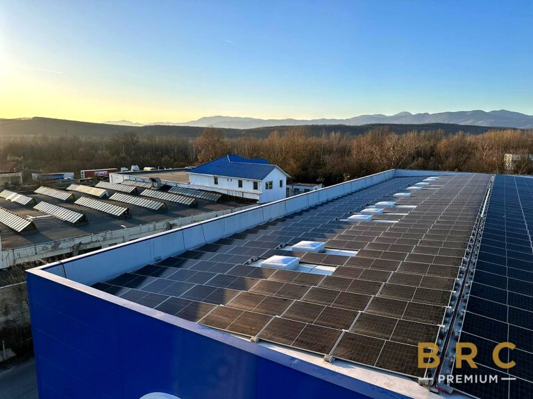 Portofoliu 283 Acoperișul cu panouri fotovoltaice la apus