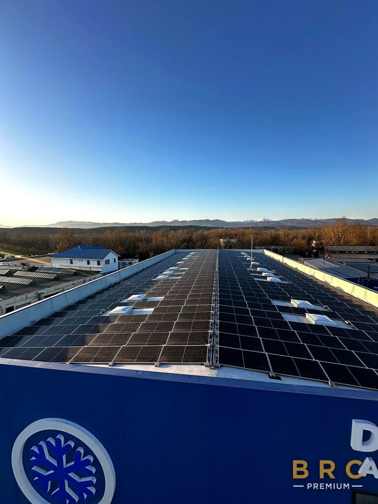 Portofoliu 284 Panouri fotovoltaice pe acoperișul depozitului