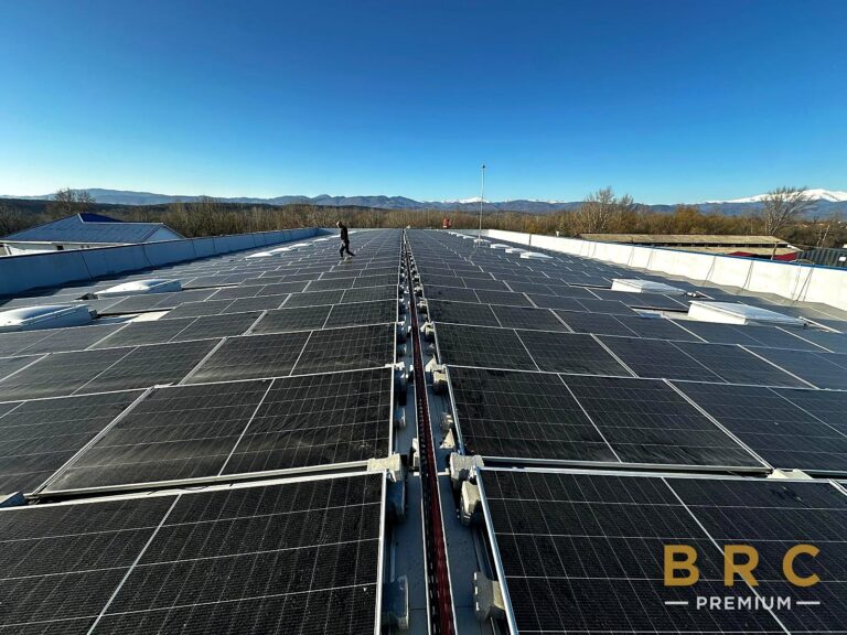 Portofoliu 285 Câmp de panouri fotovoltaice pe acoperiș