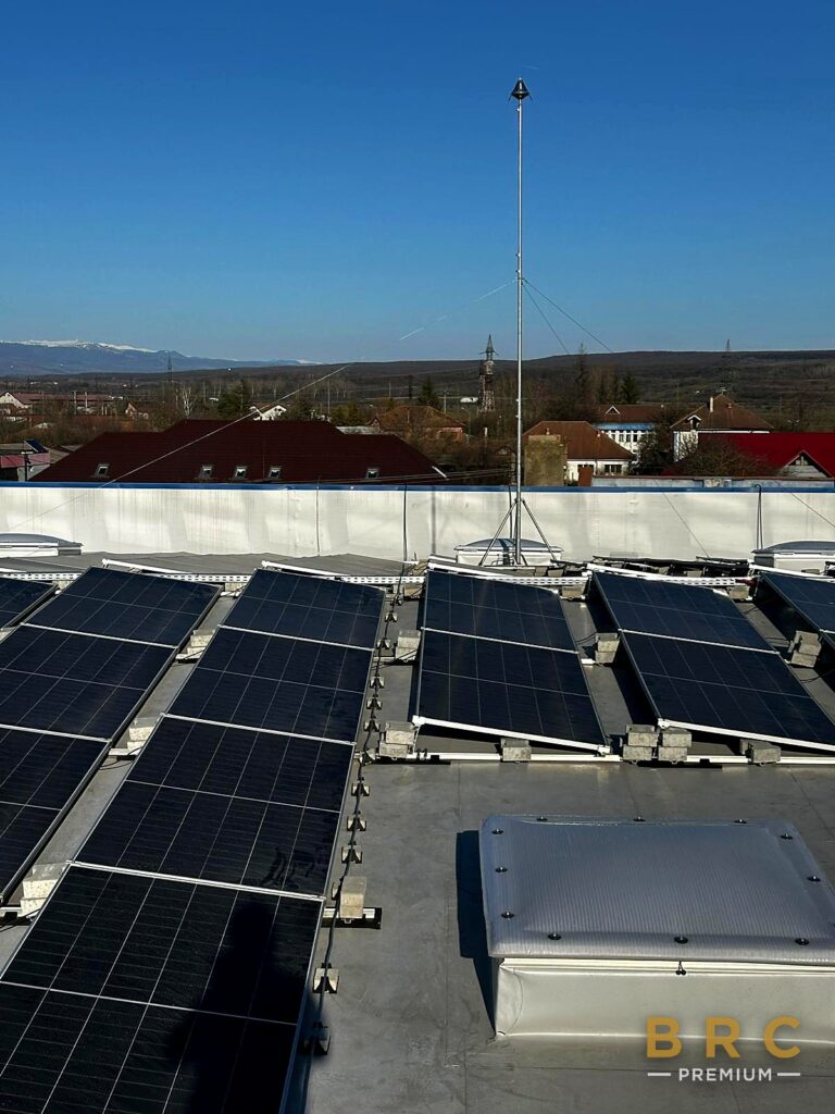 Portofoliu 288 Instalație de paratrăsnet lângă panourile fotovoltaice