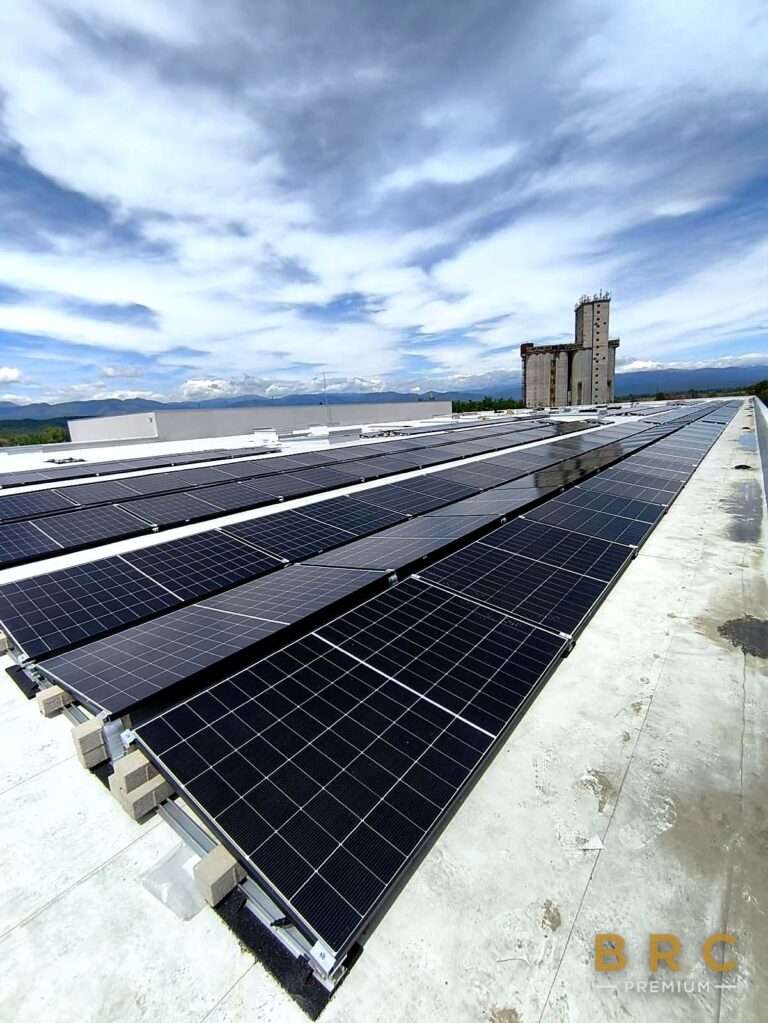 Portofoliu 273 Panouri fotovoltaice cu silozurile din vecinătate în fundal