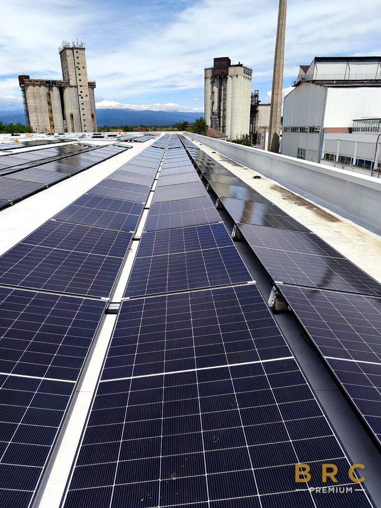 Portofoliu 274 Acoperișul halei de producție acoperit cu module fotovoltaice