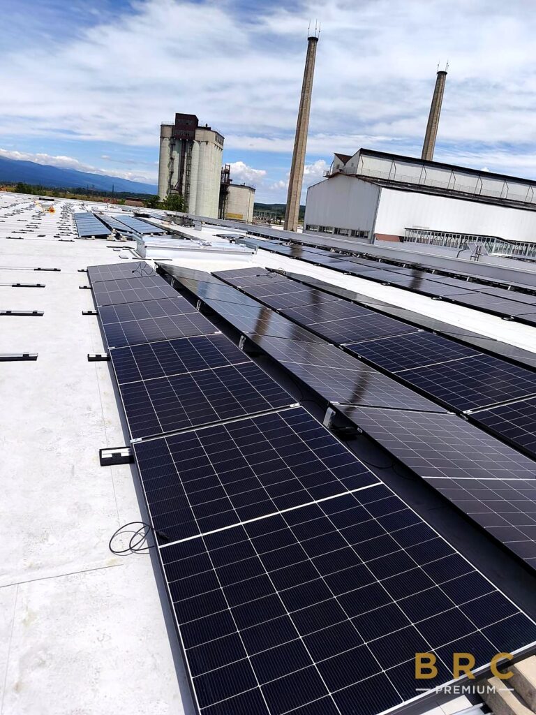 Portofoliu 275 Câmp de panouri fotovoltaice pe acoperișul halei