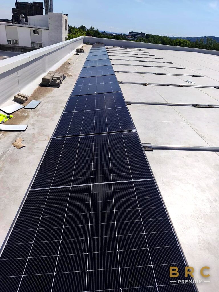 Portofoliu 278 Rând de panouri fotovoltaice lângă parapetul halei