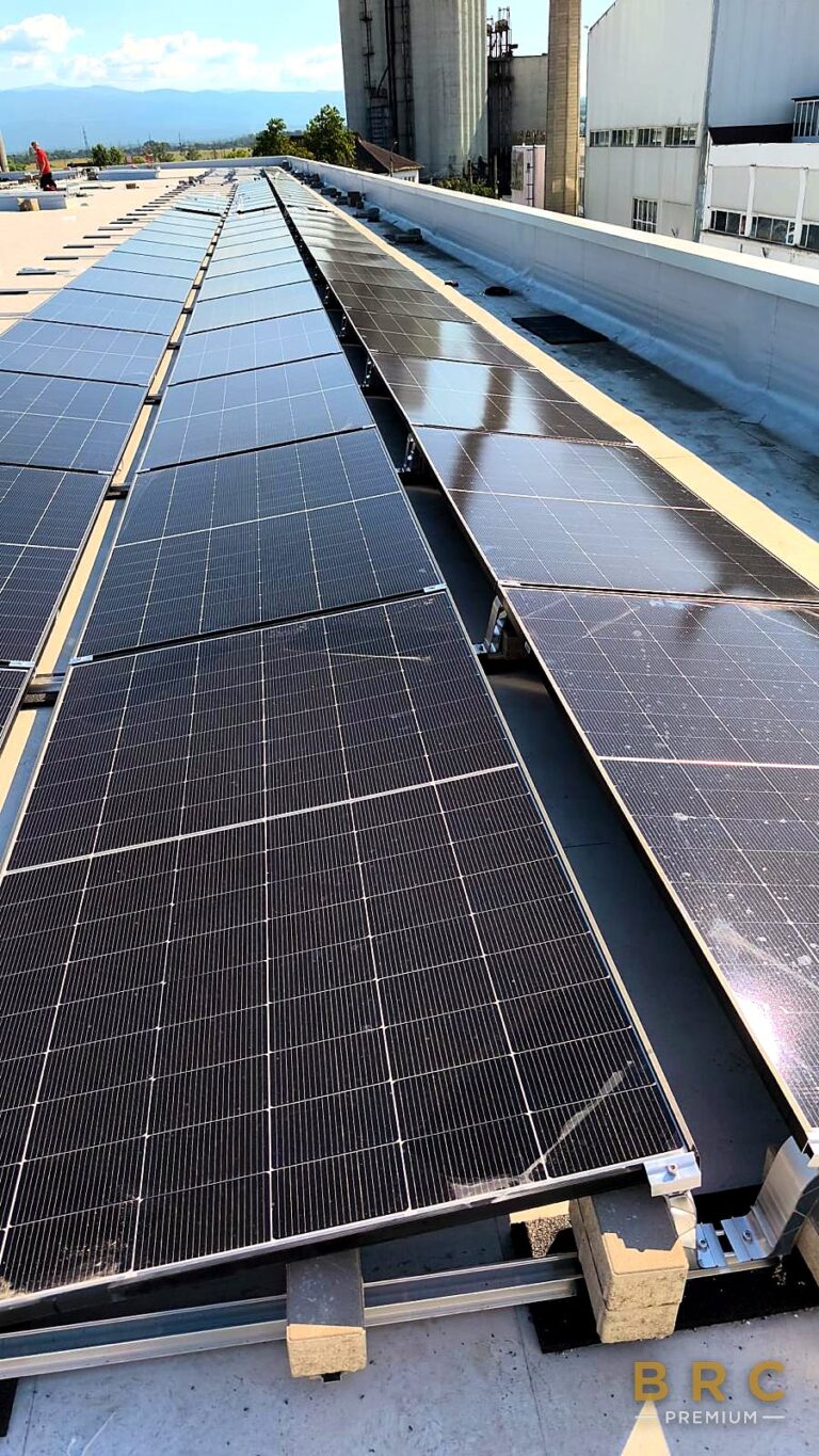 Portofoliu 279 Detaliu cu modulele fotovoltaice montate
