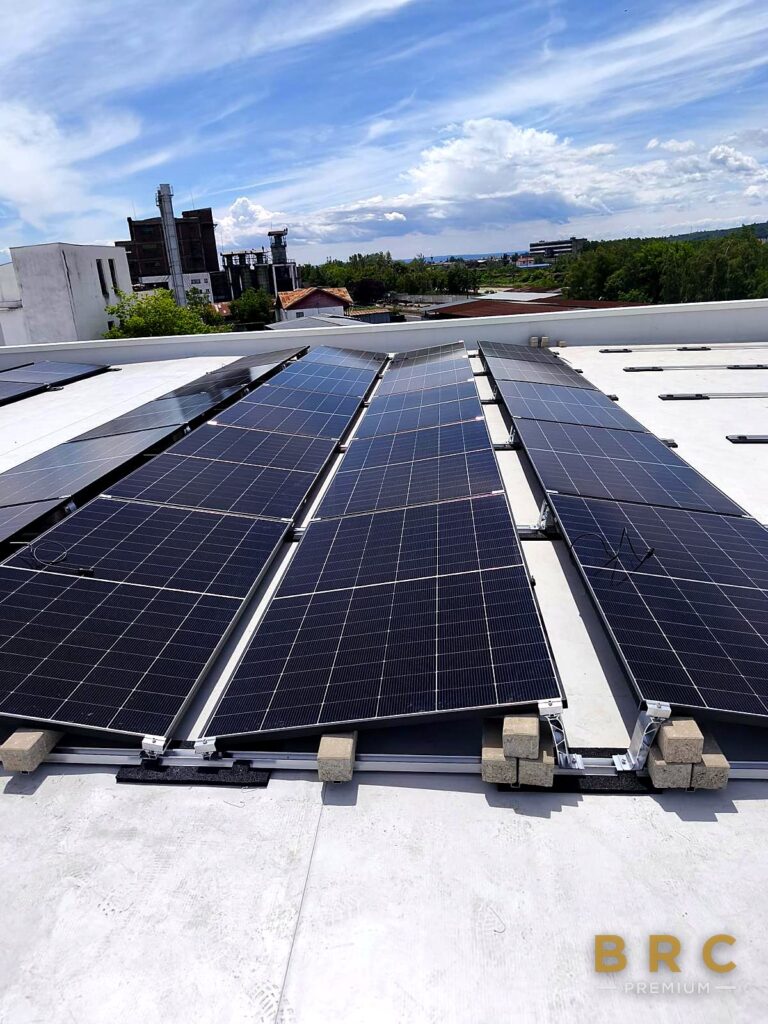 Portofoliu 280 Panouri fotovoltaice cu orașul Târgu Jiu în fundal