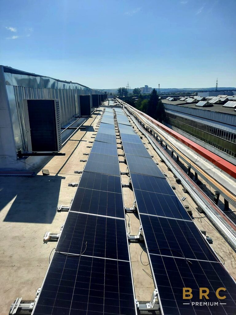 Portofoliu 260 Rânduri de panouri fotovoltaice pe acoperișul halei Ruris Impex