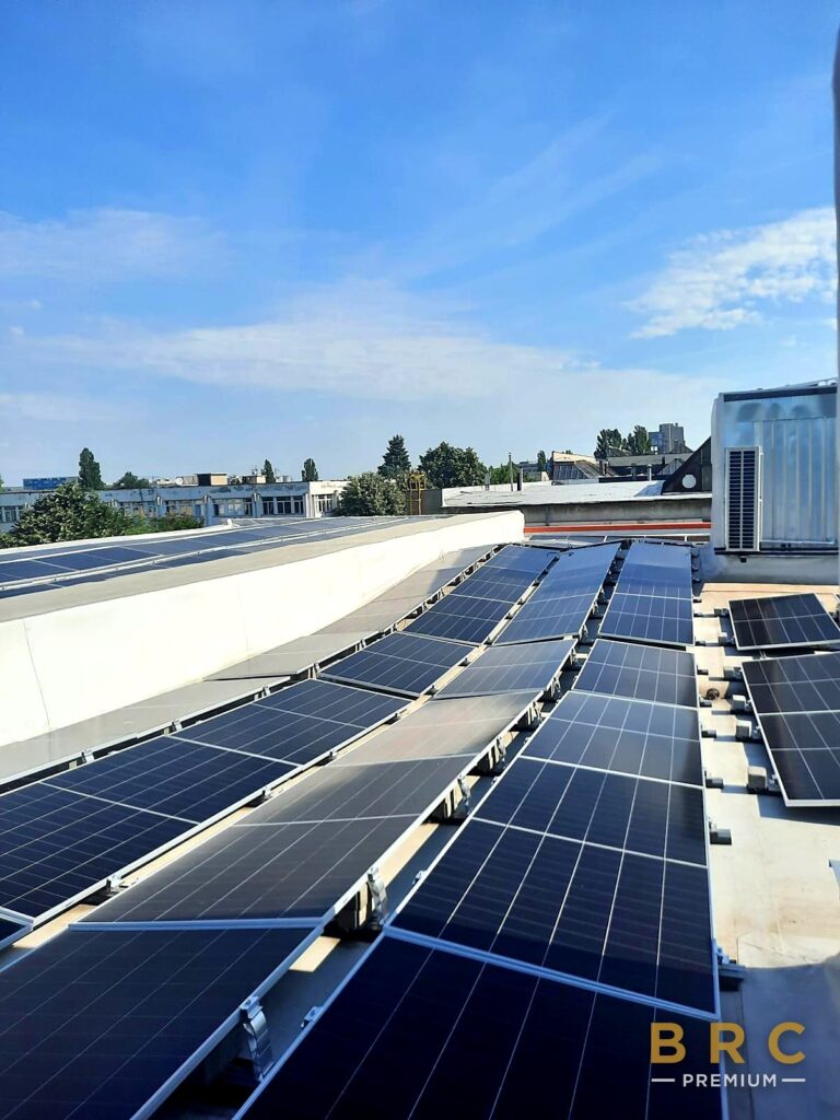 Portofoliu 263 Panouri fotovoltaice cu orașul Craiova în fundal