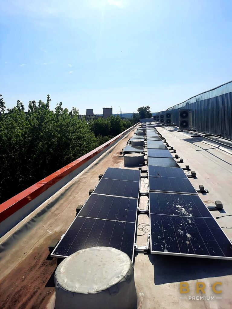 Portofoliu 267 Panouri fotovoltaice lângă parapetul halei